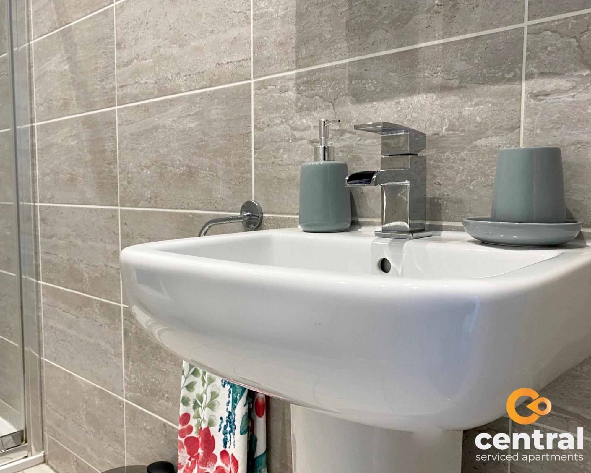 Central Serviced Apartments: City-Center Comfort with Parking & Wi-Fi Dundee Exterior photo